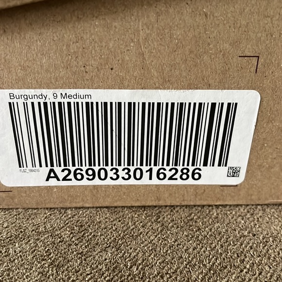 Clarks great comfort short boot with side zipper. Never worn. In the Boxsize 9M - Picture 7 of 7